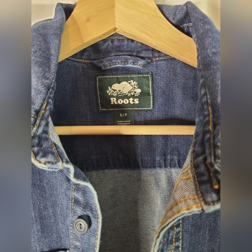 ROOTS unisex denim button up shirt- Size small - Picture 3 of 4